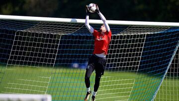 El portero del club inglés niega que haya hecho el saludo nazi.