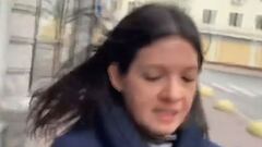 Impactante: corresponsal chilena en Kiev debió arrancar por tiroteo en vivo