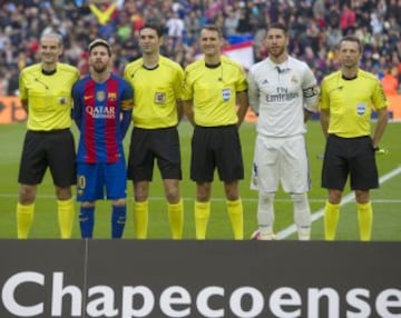 El equipo arbitral encabezado por Clos Gómez junto a los capitanes, Messi y Ramos.