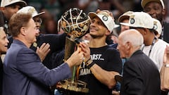 BOSTON, MASSACHUSETTS - JUNE 17: Head coach Joe Mazzulla of the Boston Celtics lifts the Larry O�Brien Championship Trophy after Boston's 106-88 win against the Dallas Mavericks in Game Five of the 2024 NBA Finals at TD Garden on June 17, 2024 in Boston, Massachusetts. NOTE TO USER: User expressly acknowledges and agrees that, by downloading and or using this photograph, User is consenting to the terms and conditions of the Getty Images License Agreement.   Elsa/Getty Images/AFP (Photo by ELSA / GETTY IMAGES NORTH AMERICA / Getty Images via AFP)