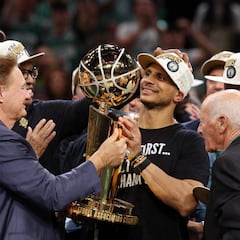 ¿Quién fue el entrenador más joven en ganar un campeonato de la NBA?