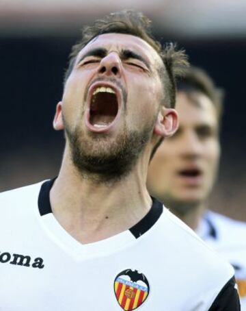 El delantero del Valencia Paco Alcácer celebra el gol marcado al FC Barcelona, tercero para su equipo, durante el partido de la vigésimo segunda jornada de liga de Primera División, disputado esta tarde en el Camp Nou