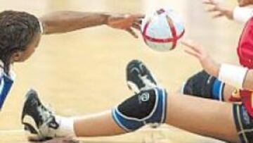 <b>A PUNTO. </b>Isabel Ortuño pelea por un balón en el torneo de Francia, disputado el pasado fin de semana.