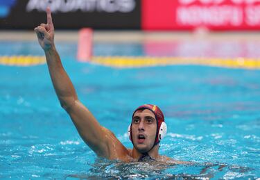 Unai Aguirre celebra, desde la distancia, una ocasión que detuvo de la Selección de Hungría.