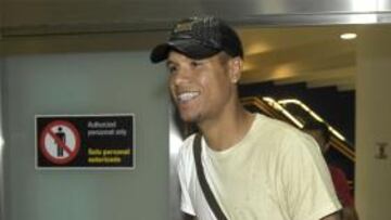 <b>DE REGRESO. </b>Luis Fabiano tras aterrizar ayer en el aeropuerto de San Pablo, en Sevilla.