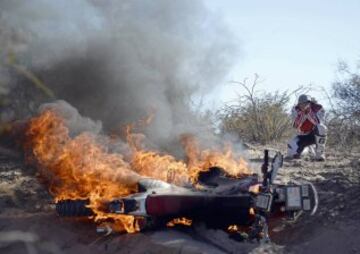 ENERO 2014. El portugués Paulo Goncalves ante su Honda en llamas durante la etapa de Chilecito a Tucuman del rally Dakar 2014. 
