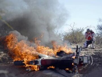 ENERO 2014. El portugués Paulo Goncalves ante su Honda en llamas durante la etapa de Chilecito a Tucuman del rally Dakar 2014. 
