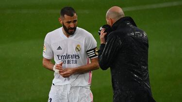 Zidane, con Benzema en el Clásico.