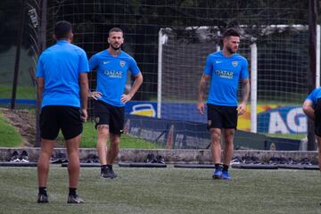 El equipo argentino hizo un trabajo regenerativo en la cancha principal de la Federación Colombia de Fútbol. Villa y Fabra, los dos colombianos presentes. 