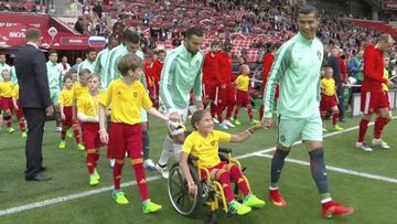 Cristiano Ronaldo entrando al campo con Polina Haeredinova en el partido entre Portugal y Rusia de la Copa Confederaciones 2017.