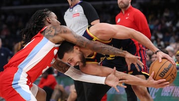 Stephen Curry, base de Golden State Warriors, trata de superar a Ja Morant, de Memphis Grizzlies.