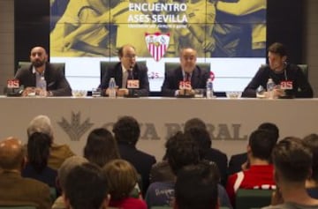 Encuentro con los Ases en el saln de actos de Caja Rural en Sevilla con directivos, jugadores y aficin del conjunto hispalense. 