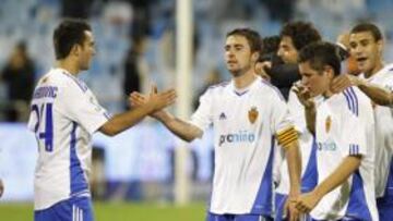 <b>EL ÉXTASIS. </b>Varios jugadores del Real Zaragoza celebran con rabia y mucha alegría la primera victoria del Real Zaragoza esta temporada.