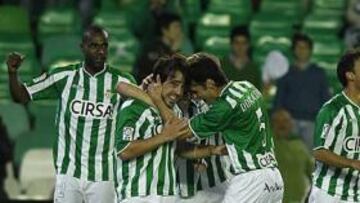 <b>EXUBERANTE BETIS. </b>Dorado y Nacho abrazan a Beñat después del 3-0 con Paulao al fondo y Matilla, que ayer tuvo minutos, feliz.