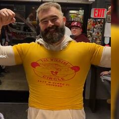Watch: Jason Kelce and Andrew Whitworth stop in to famous Weiner’s Circle joint in Chicago