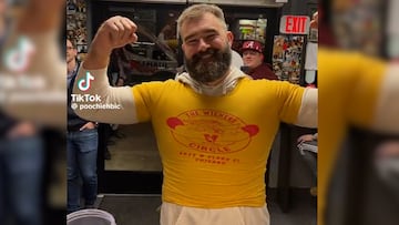 Eagles player Jason Kelce stopped into a hotdog joint which had a sign reading “Welcome Taylors Boyfriends Brother” and we were given this gold as a result.