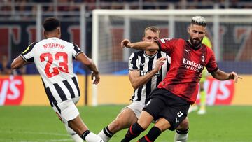 Milan (Italy), 19/09/2023.- AC Milan's Olivier Giroud (R) in actionagainst Newcastle's Dan Burn (C) during the UEFA Champions League group F soccer match between AC Milan and Newcastle United, in Milan, Italy, 19 September 2023. (Liga de Campeones, Italia) EFE/EPA/MATTEO BAZZI
