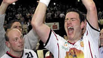 <B>LA FIESTA TUVO EL CALOR ESPAÑOL.</b> Casi un centenar de españoles festejaron el título del Ciudad Real, que acabó acallando a la hinchada del Flensburg, y mandando a los vestuarios a un conjunto rival hundido en su propia soberbia.