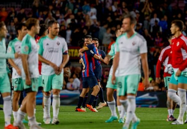 Los jugadores blaugranas se felicitan por la victoria y ven más cerca el título de LaLiga.