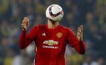 Zlatan Ibrahimovic durante el partido de la Europa League entre el Fenerbahce y el Manchester United.