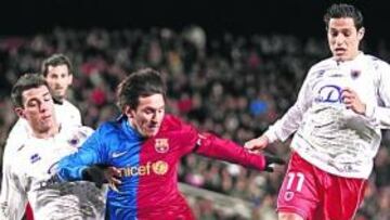 <b>EL MEJOR. </b>Messi, rodeado en el área por varios jugadores del Numancia, marcó ayer otros dos goles. El delantero argentino ya suma 14 goles en la Liga.