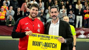 Dani Dujsheabev recibe de Ra¨²l Entrerr¨ªos el reconocimiento a mejor jugador en un partido del TIE.