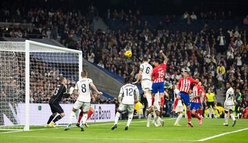 El árbitro del partido, Sánchez Martínez, anula el gol de Stefan Savic por fuera de juego posicional de Saúl Ñíguez y tapar la visión de Andriy Lunin en el momento del remate.