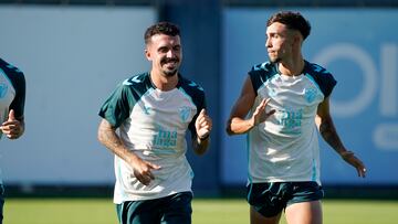 Primer entrenamiento del Málaga CF.
Joaquin y Larrubia.