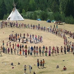 Las profecías de la 'Familia Arcoiris', los miembros de la comuna hippie asentada en La Rioja