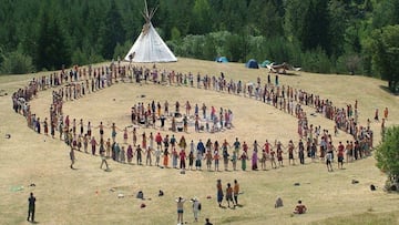 Las profecías de la 'Familia Arcoiris', los miembros de la comuna hippie asentada en La Rioja