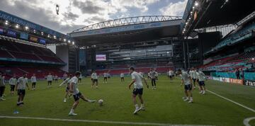 Los jugadores realizan un rondo.