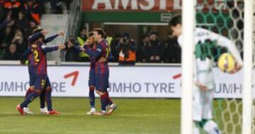 Los jugadores celebran el 0-2 de Messi.