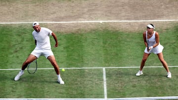 Wimbledon (United Kingdom), 11/07/2024.- Santiago Gonzalez (L) and Giuliana Olmos of Mexico in action during their Mixed Doubles quarterfinal match against Alicia Barnett and Marcus Willis of Britain at the Wimbledon Championships, Wimbledon, Britain, 11 July 2024. (Tenis, Reino Unido) EFE/EPA/ADAM VAUGHAN EDITORIAL USE ONLY EDITORIAL USE ONLY