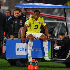 Yerry Mina se va lesionado en el duelo ante Chile
