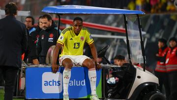 Yerry Mina se va lesionado en el duelo ante Chile