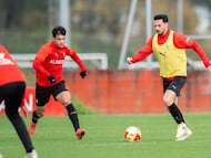 13-01-26. JESÚS BERNAL CONDUCE EL BALÓN ANTE NACHO MARTÍN EN EL ENTRENAMIENTO DEL SPORTING.