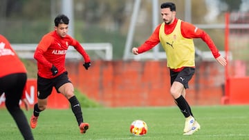 13-01-26. JESÚS BERNAL CONDUCE EL BALÓN ANTE NACHO MARTÍN EN EL ENTRENAMIENTO DEL SPORTING.