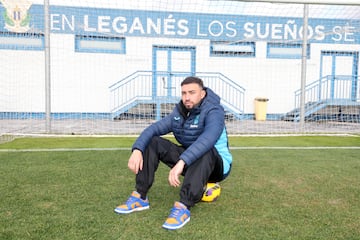 Munir posa para AS en el csped de la ID Butarque. 