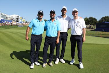 Carlos Sainz, Tomasso Perrino, Novack Djokovic y Kipp Popert posan en el Marco Simone Golf Club de Roma. 