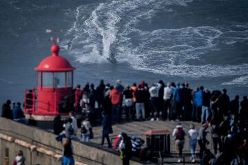 El espectáculo único de las olas gigantes en Praia do Norte, Nazaré (Portugal) el 25 de febrero del 2022. Visto desde el faro. 
