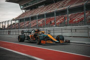 Álex Palou con el MCL35M en el Circuit de Barcelona.