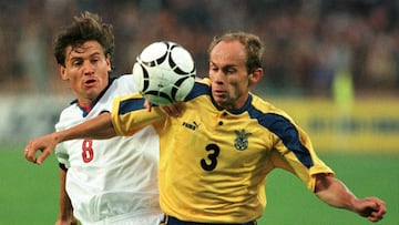 El ruso Andrey Kanchelskis pugna un bal¨®n con el ucraniano Vladimir Mikitin.