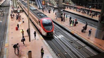 Vista de la estaci&oacute;n de trenes de cercan&iacute;as de Atocha, en Madrid, este viernes en la segunda jornada de la huelga de maquinistas convocada por el sindicato Semaf. EFE/ Victor Lerena