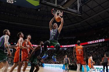 El Unicaja reba?a al Valencia el liderato