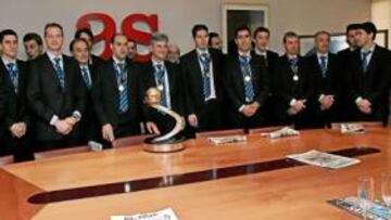 <b>FOTO DE FAMILIA. </b>Los miembros del equipo español posaron junto al trofeo conquistado el pasado domingo frente a la selección italiana, el cuarto Europeo de la Selección.