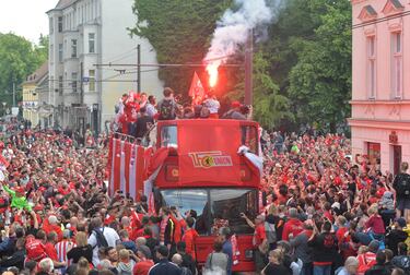 El 29 de mayo de 2019, casi cien años después de comenzar su aventura, el Union Berlin pudo celebrar su primer ascenso a la máxima categoría alemana, a la Bundesliga. Desde entonces, aficionados y jugadores viven un sueño. 


 
