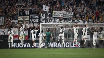 Juventus players acknowledge the public at the end of the Italian Serie A football match Juventus vs Napoli on September 29, 2018 at the Juventus stadium in Turin. (Photo by Isabella BONOTTO / AFP)