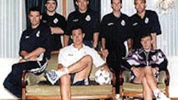 <B>FOTO HISTÓRICA</b>. Una imagen de Jorge Valdano cuando entrenaba a La Quinta. Arriba: Michel, Sanchís, Buyo, Chendo y Martín Vázquez. Abajo, Butragueño con el actual director general del club.