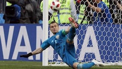 Igor Akinfeev para el para el penalti a Iago Aspas durante los octavos de final del Mundial.