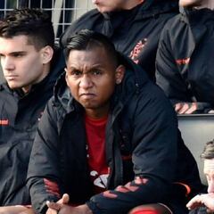 Morelos, de titular o suplente, le cumple a Gerrard en Rangers